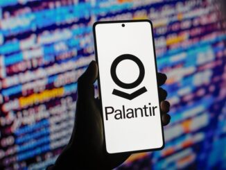 Palantir logo on smartphone, colorful background.
