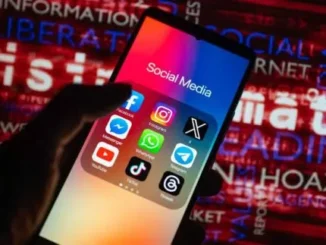 Smartphone displaying social media app icons.