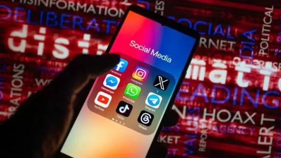Smartphone displaying social media app icons.